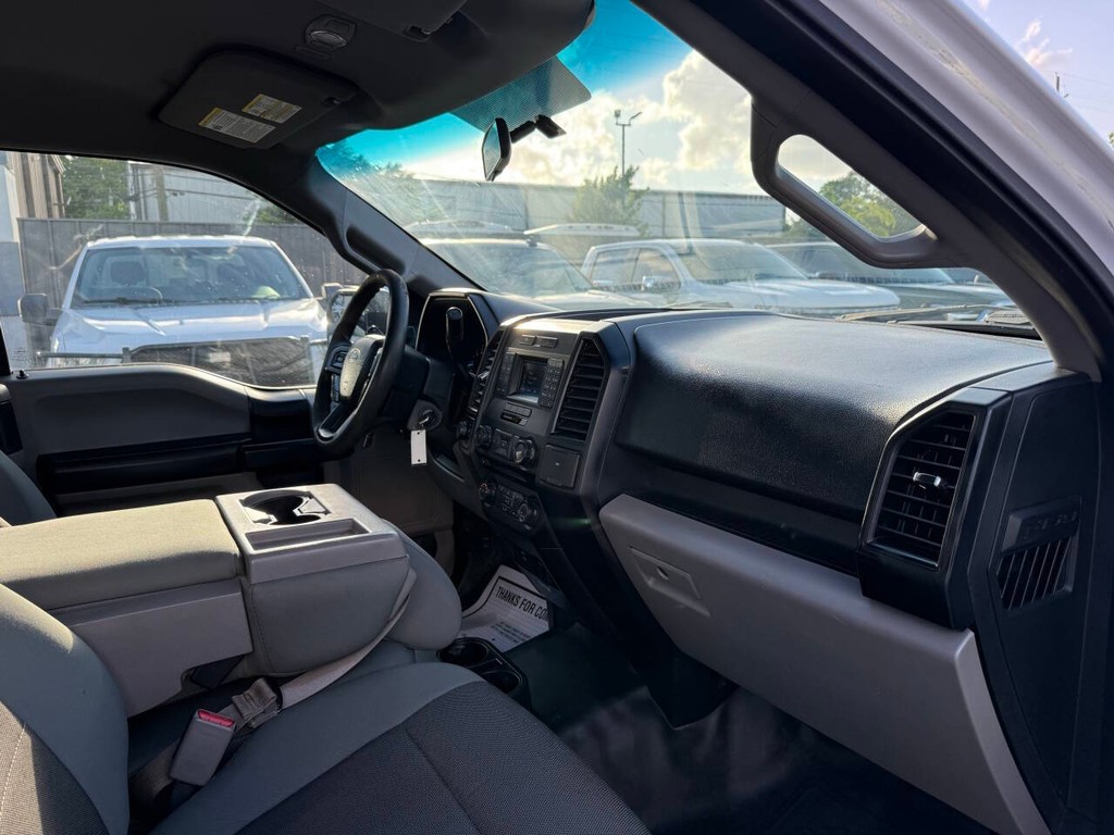 Ford F-150 Vehicle Full-screen Gallery Image 09