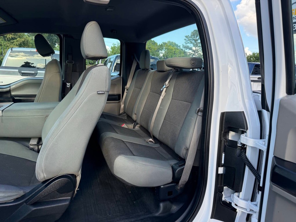 Ford F-150 Vehicle Full-screen Gallery Image 12
