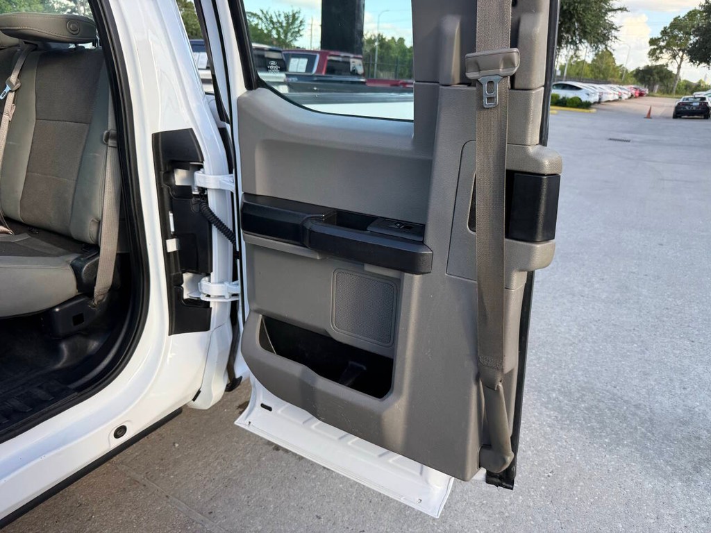 Ford F-150 Vehicle Full-screen Gallery Image 13