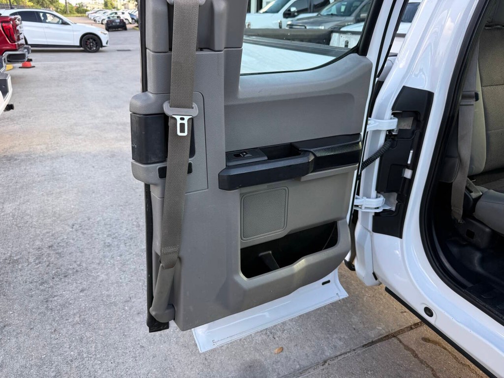 Ford F-150 Vehicle Full-screen Gallery Image 15