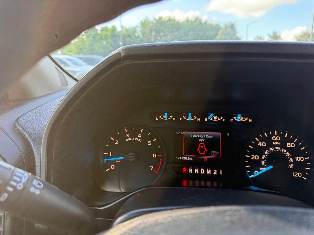 Ford F-150 Vehicle Full-screen Gallery Image 26