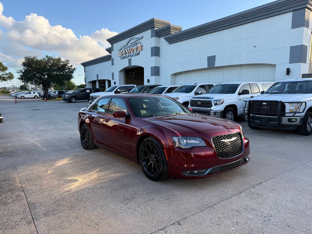 Chrysler 300 Vehicle Full-screen Gallery Image 02