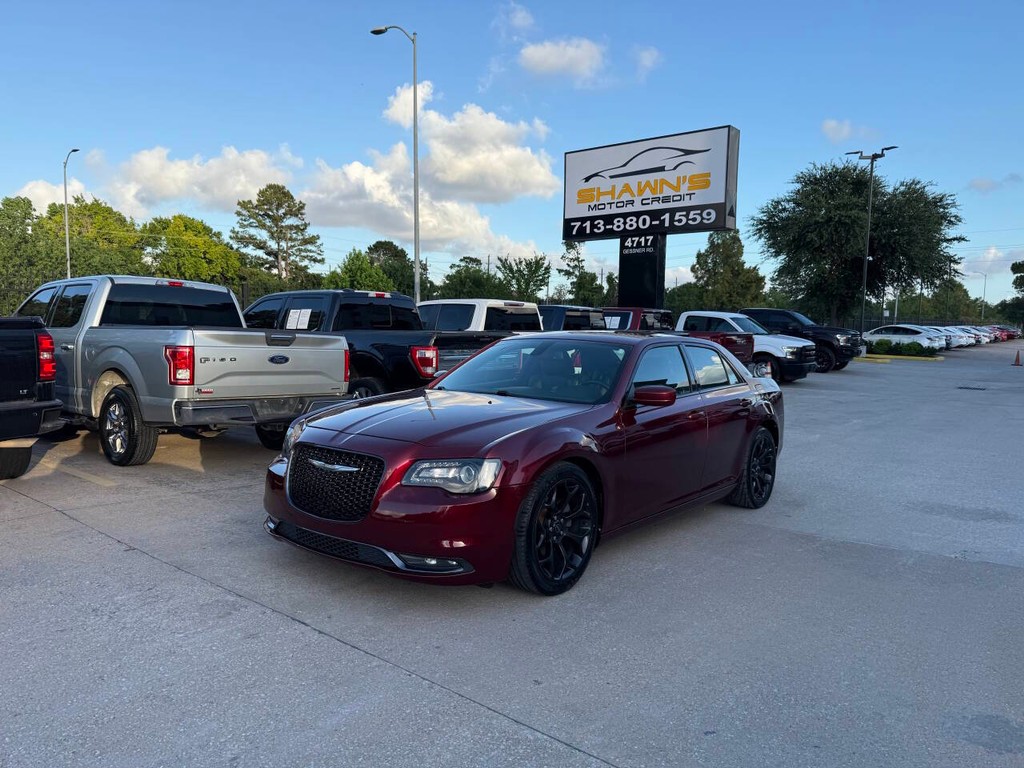 Chrysler 300 Vehicle Full-screen Gallery Image 03