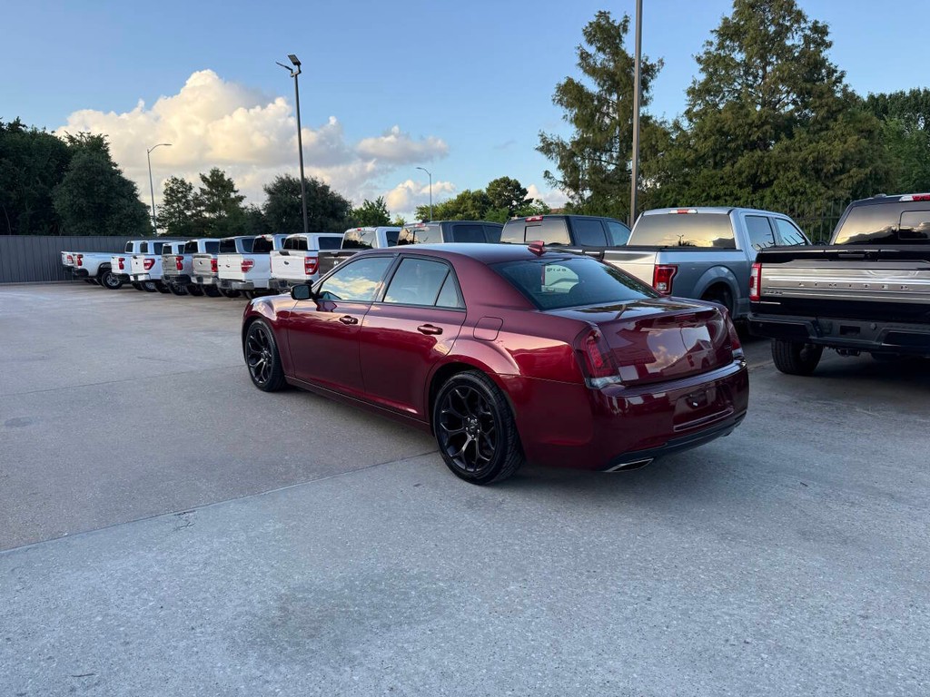 Chrysler 300 Vehicle Full-screen Gallery Image 04