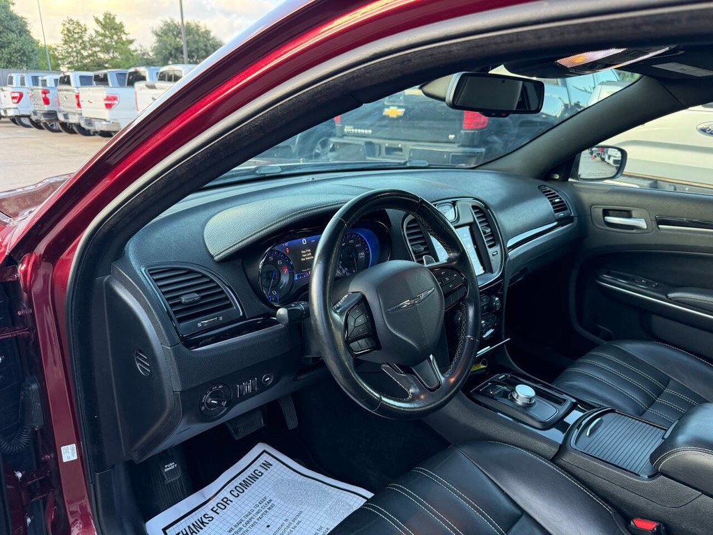 Chrysler 300 Vehicle Full-screen Gallery Image 06