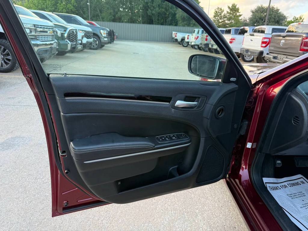 Chrysler 300 Vehicle Full-screen Gallery Image 08