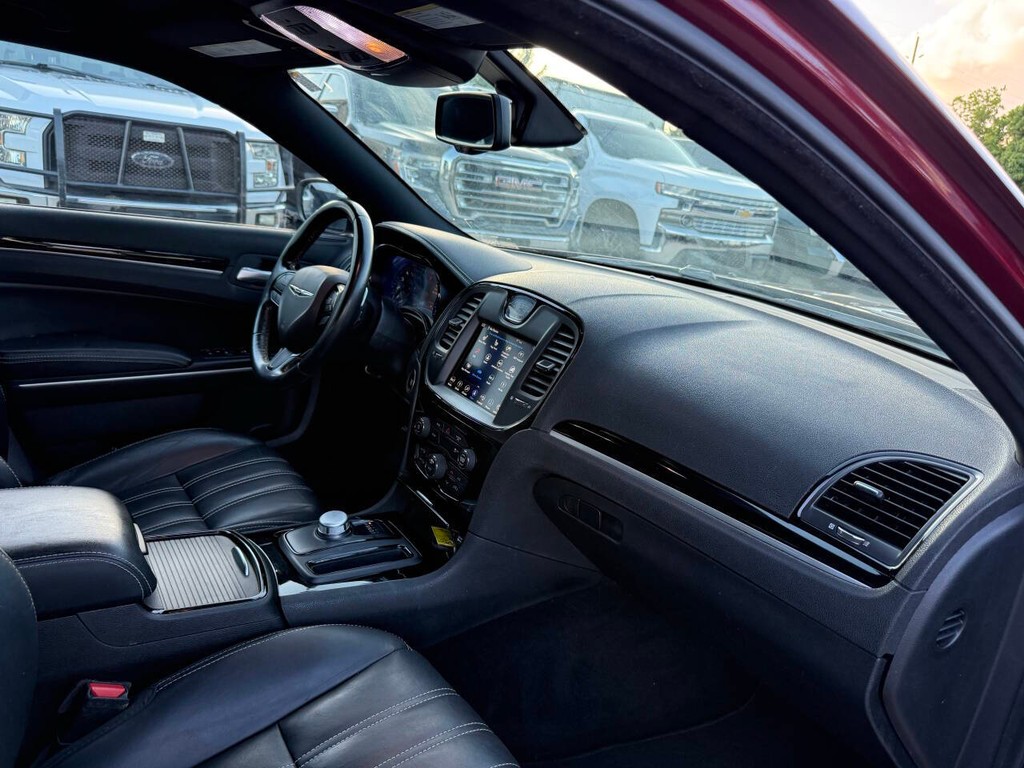 Chrysler 300 Vehicle Full-screen Gallery Image 09