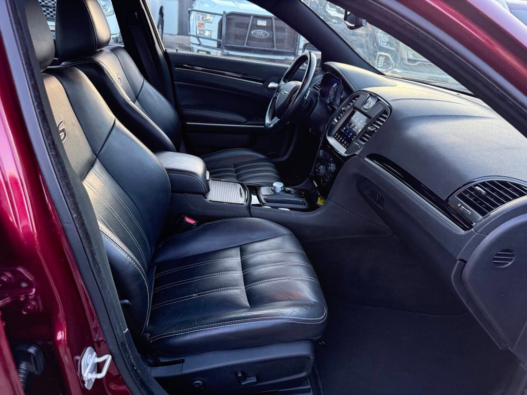 Chrysler 300 Vehicle Full-screen Gallery Image 10