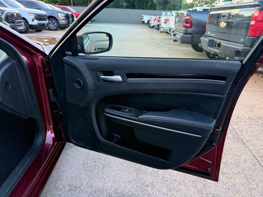 Chrysler 300 Vehicle Full-screen Gallery Image 11
