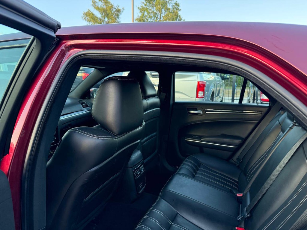 Chrysler 300 Vehicle Full-screen Gallery Image 12