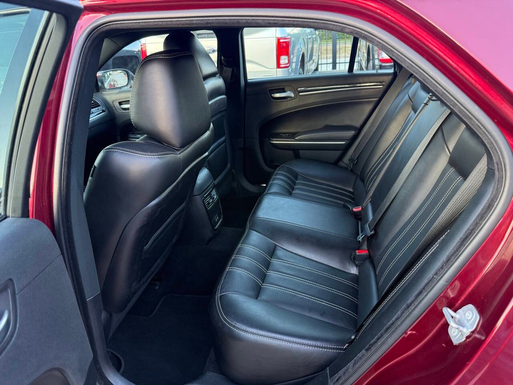Chrysler 300 Vehicle Full-screen Gallery Image 13