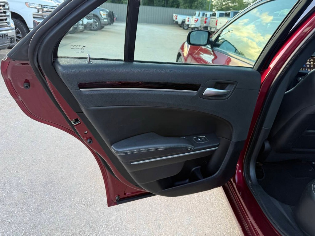 Chrysler 300 Vehicle Full-screen Gallery Image 14