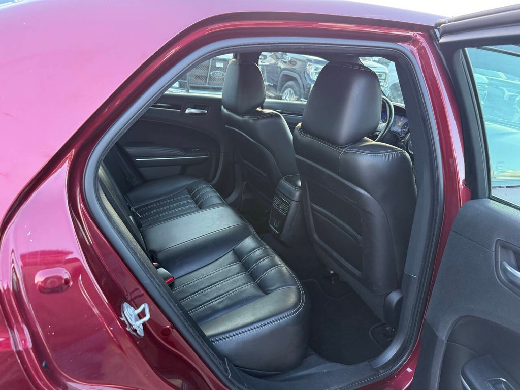 Chrysler 300 Vehicle Full-screen Gallery Image 15