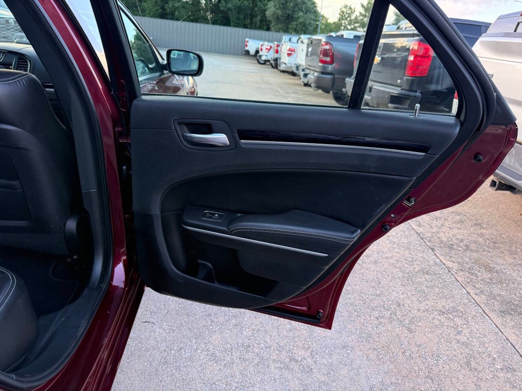 Chrysler 300 Vehicle Full-screen Gallery Image 16