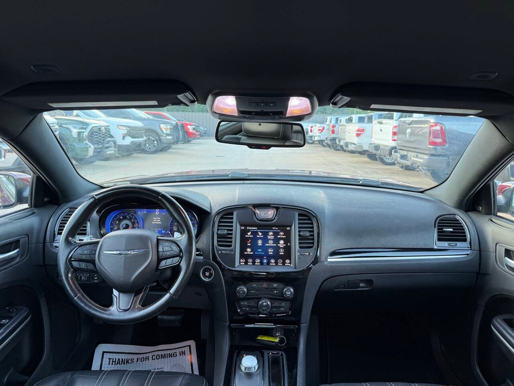 Chrysler 300 Vehicle Full-screen Gallery Image 17