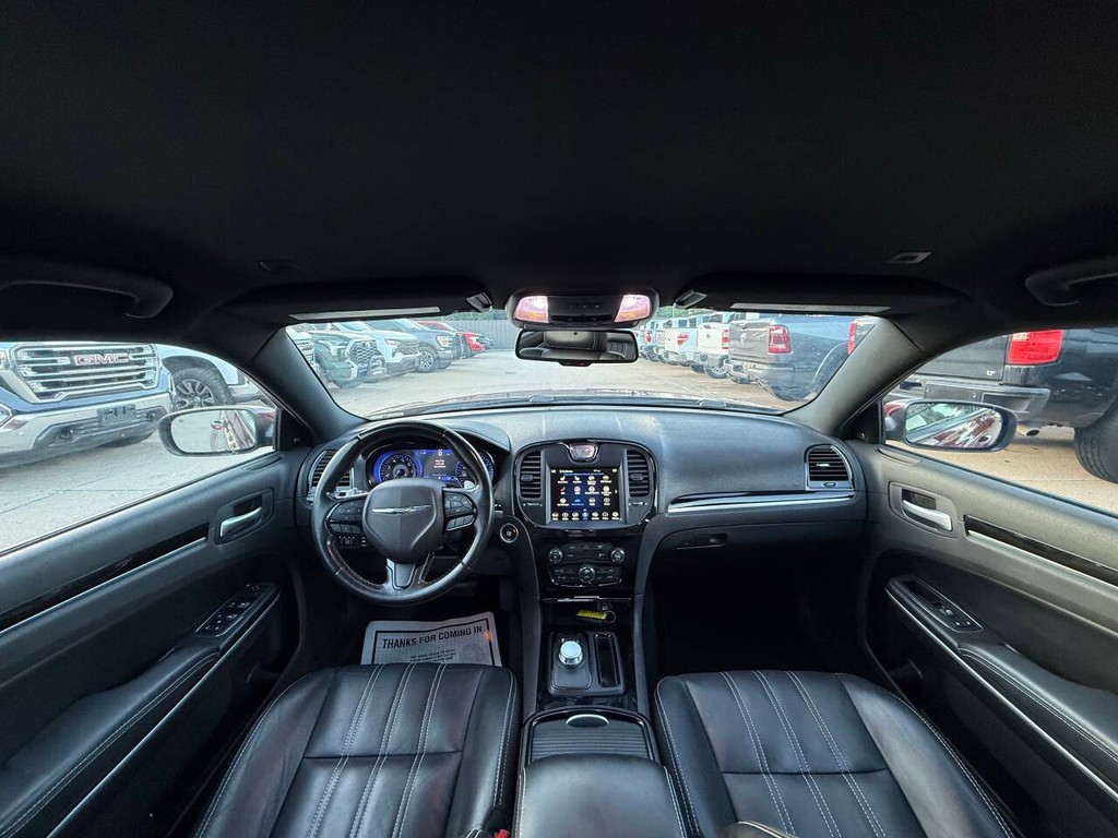 Chrysler 300 Vehicle Full-screen Gallery Image 18