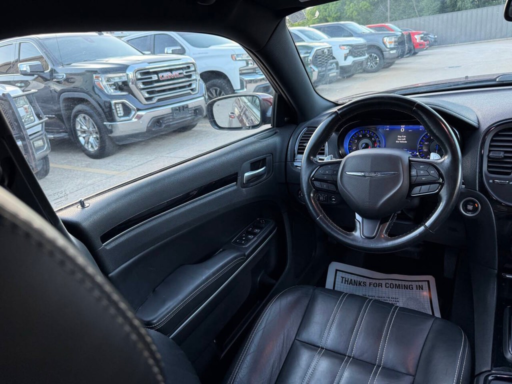 Chrysler 300 Vehicle Full-screen Gallery Image 19