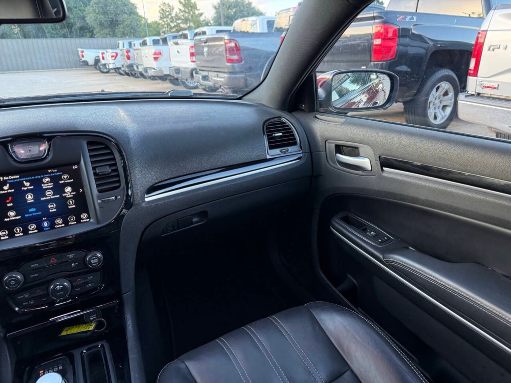 Chrysler 300 Vehicle Full-screen Gallery Image 20