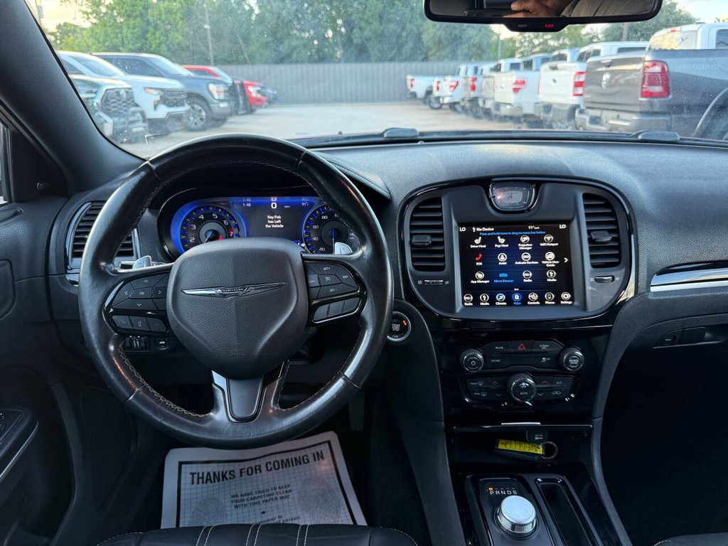 Chrysler 300 Vehicle Full-screen Gallery Image 21