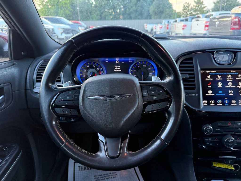 Chrysler 300 Vehicle Full-screen Gallery Image 22