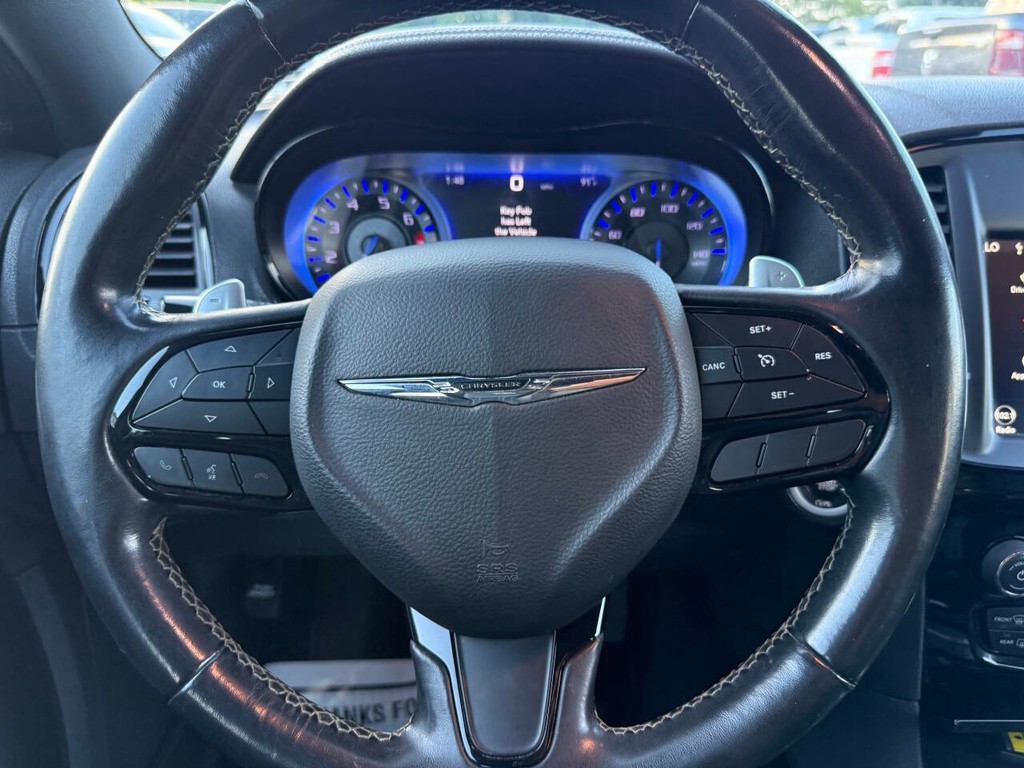 Chrysler 300 Vehicle Full-screen Gallery Image 23