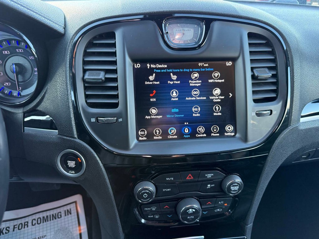 Chrysler 300 Vehicle Full-screen Gallery Image 24
