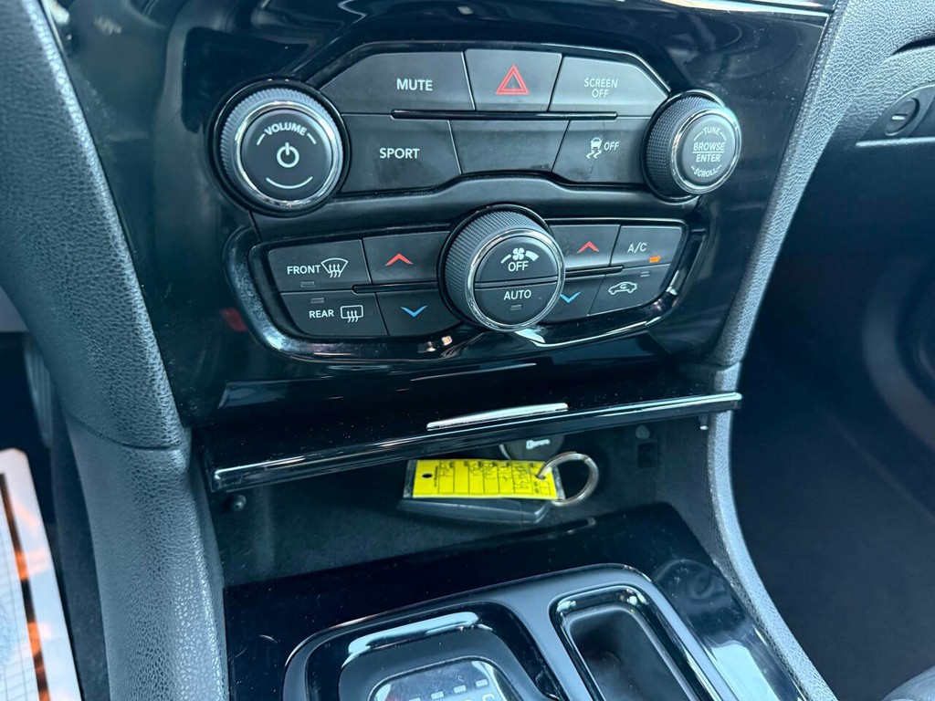 Chrysler 300 Vehicle Full-screen Gallery Image 28