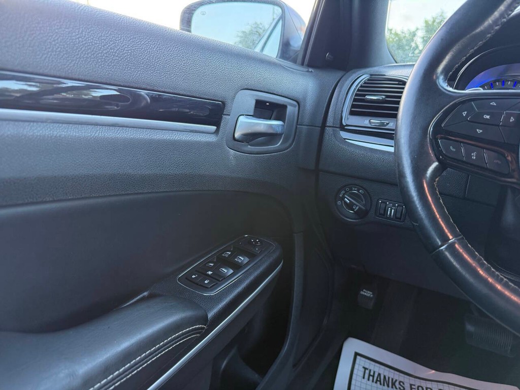 Chrysler 300 Vehicle Full-screen Gallery Image 30