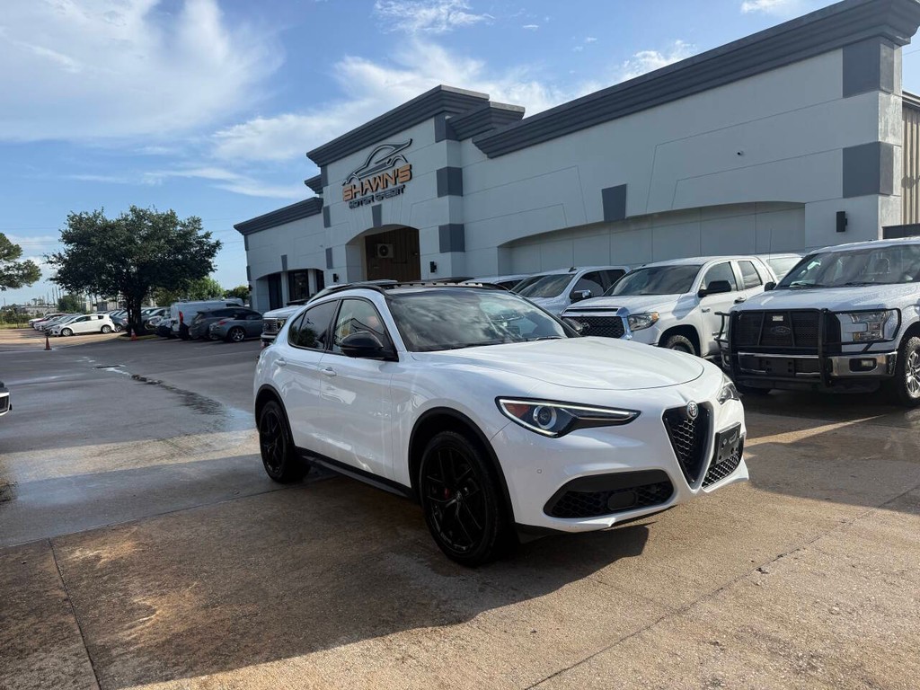 Alfa Romeo Stelvio Vehicle Full-screen Gallery Image 02