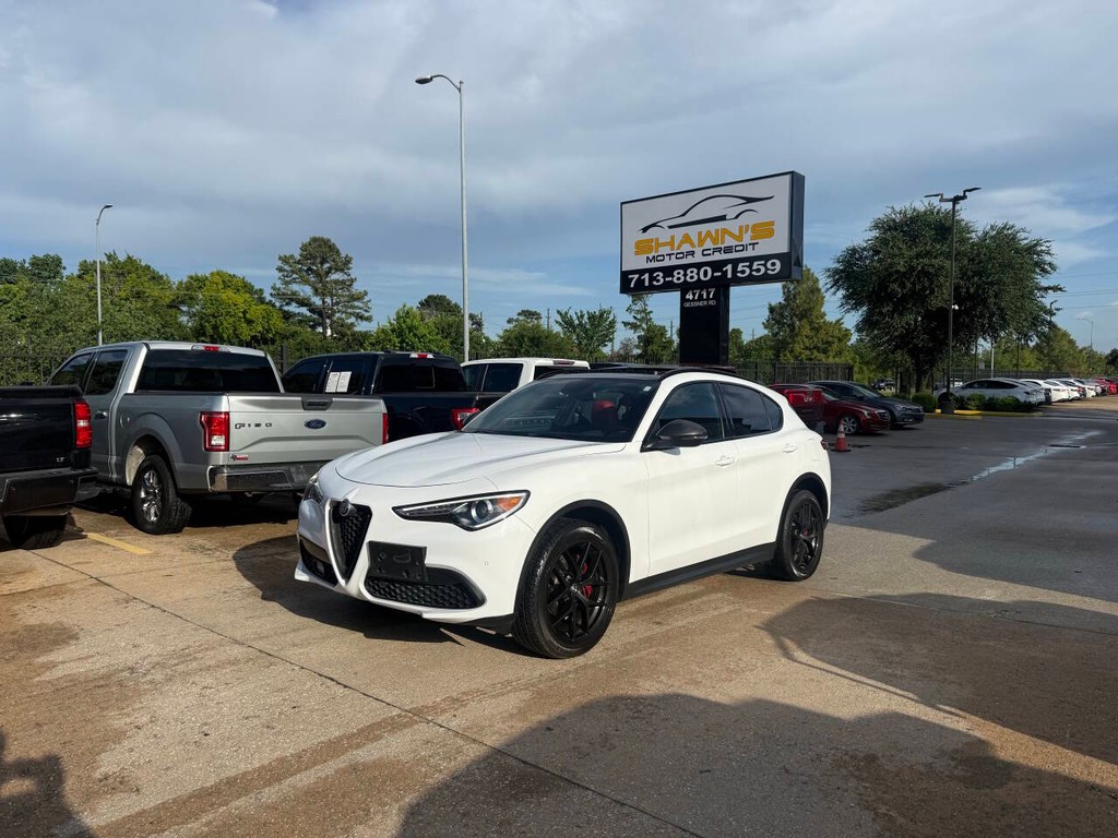 Alfa Romeo Stelvio Vehicle Full-screen Gallery Image 03