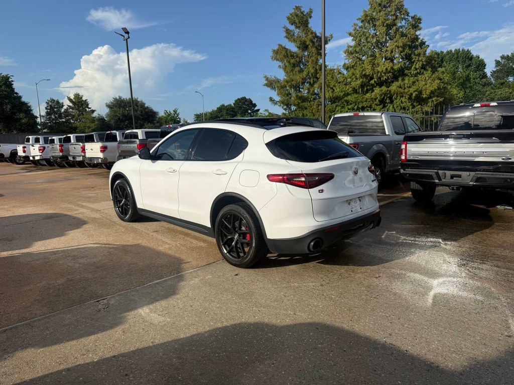 Alfa Romeo Stelvio Vehicle Full-screen Gallery Image 04