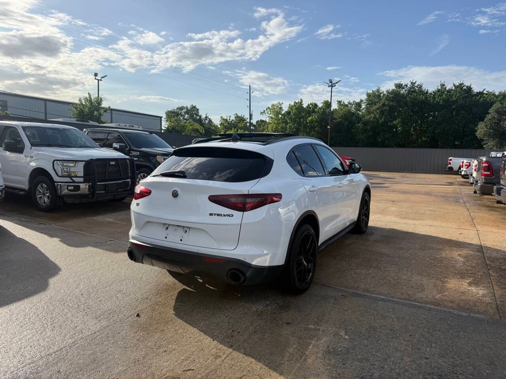 Alfa Romeo Stelvio Vehicle Full-screen Gallery Image 05