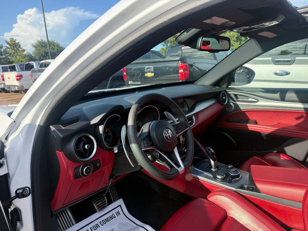 Alfa Romeo Stelvio Vehicle Full-screen Gallery Image 06
