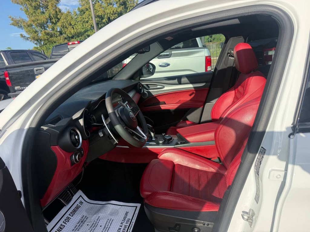 Alfa Romeo Stelvio Vehicle Full-screen Gallery Image 07