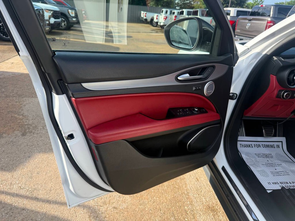 Alfa Romeo Stelvio Vehicle Full-screen Gallery Image 08
