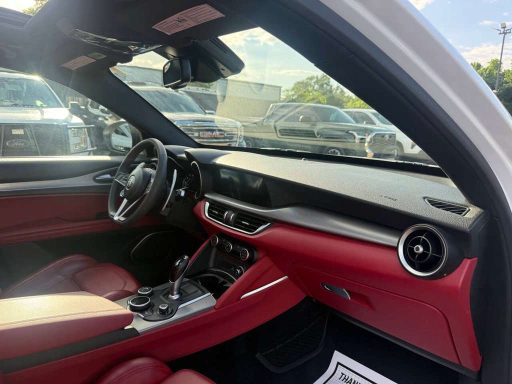Alfa Romeo Stelvio Vehicle Full-screen Gallery Image 09