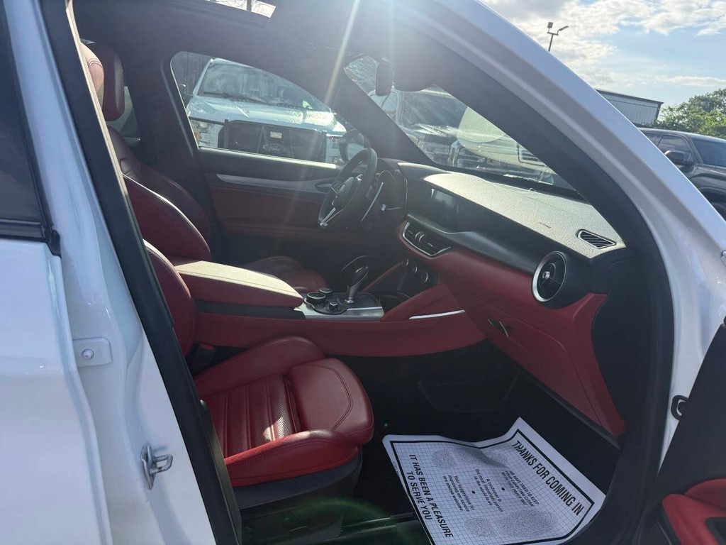 Alfa Romeo Stelvio Vehicle Full-screen Gallery Image 10