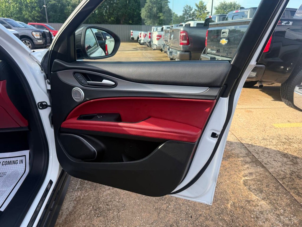 Alfa Romeo Stelvio Vehicle Full-screen Gallery Image 11