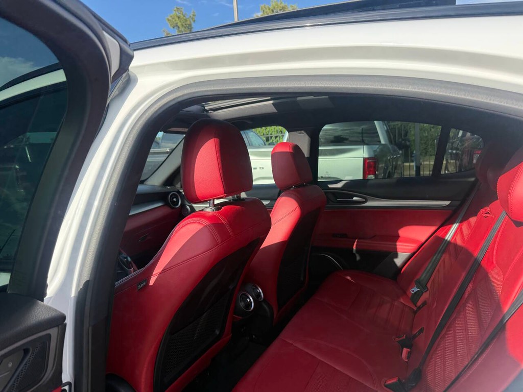 Alfa Romeo Stelvio Vehicle Full-screen Gallery Image 12