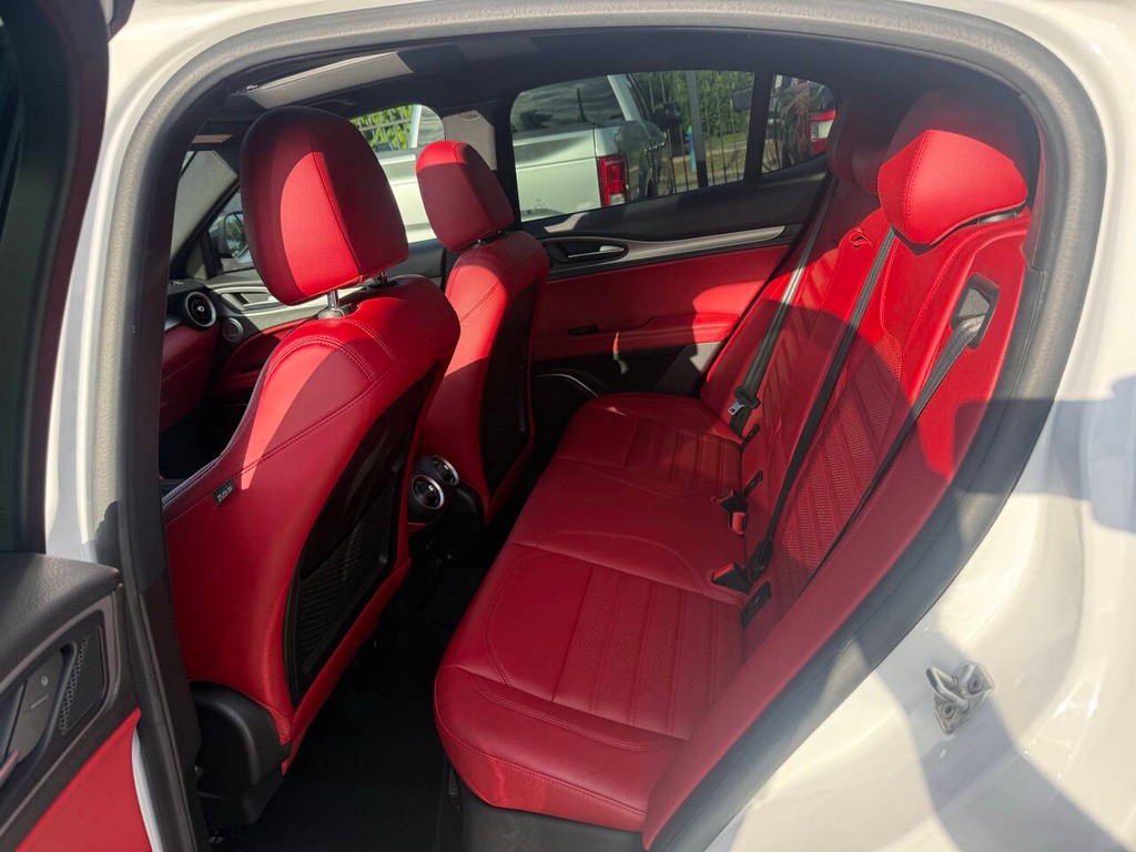Alfa Romeo Stelvio Vehicle Full-screen Gallery Image 13