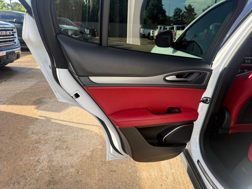 Alfa Romeo Stelvio Vehicle Full-screen Gallery Image 14