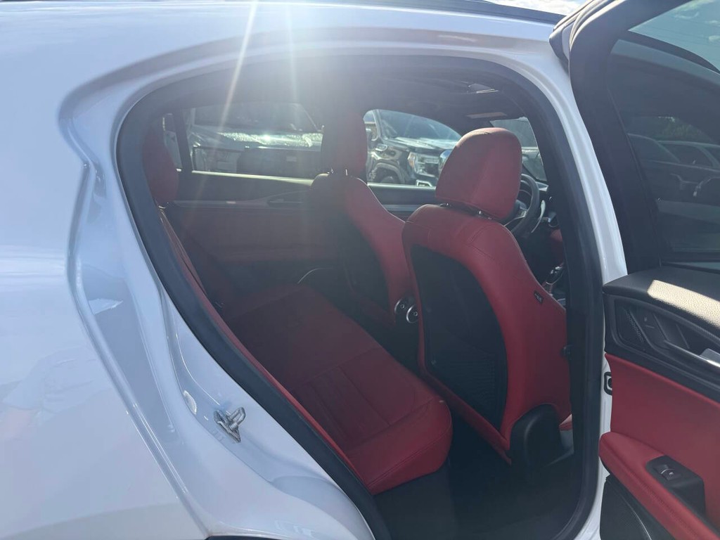 Alfa Romeo Stelvio Vehicle Full-screen Gallery Image 15