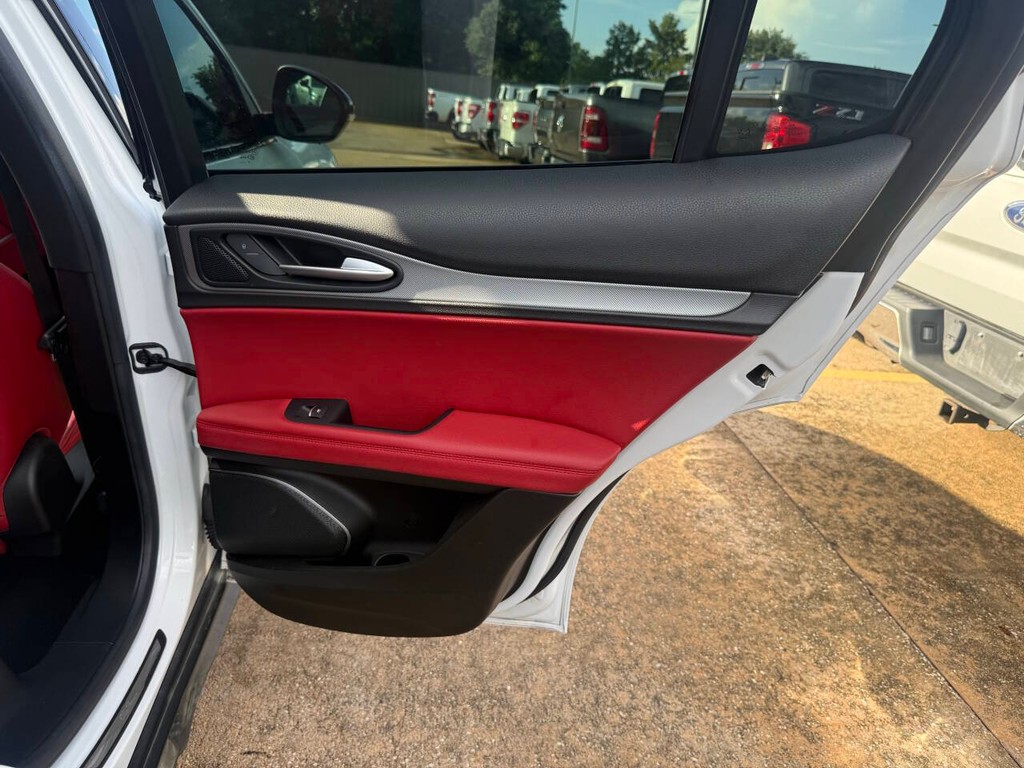 Alfa Romeo Stelvio Vehicle Full-screen Gallery Image 16