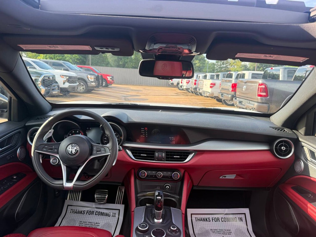 Alfa Romeo Stelvio Vehicle Full-screen Gallery Image 17