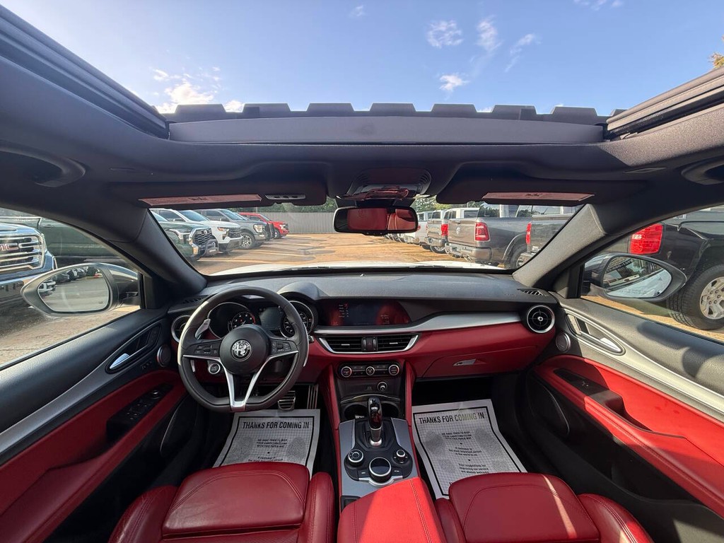 Alfa Romeo Stelvio Vehicle Full-screen Gallery Image 18