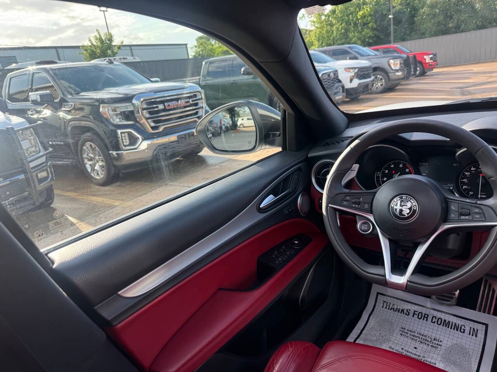 Alfa Romeo Stelvio Vehicle Full-screen Gallery Image 19