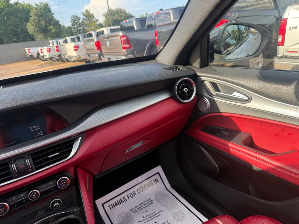 Alfa Romeo Stelvio Vehicle Full-screen Gallery Image 20