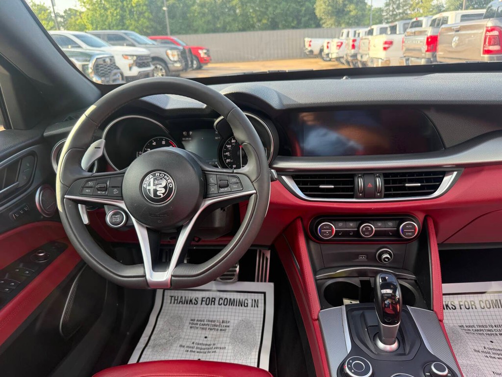 Alfa Romeo Stelvio Vehicle Full-screen Gallery Image 21
