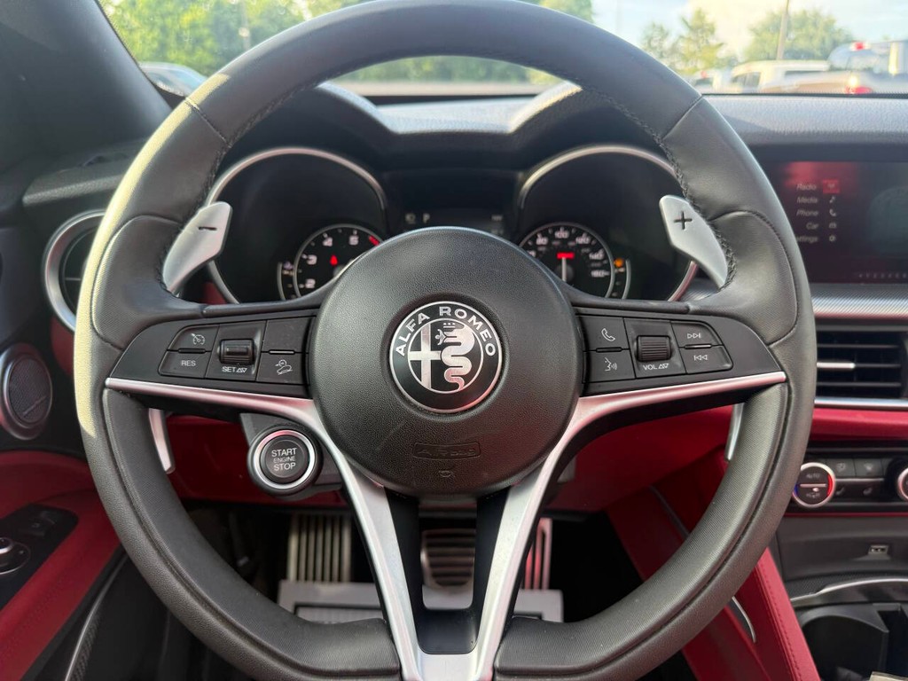 Alfa Romeo Stelvio Vehicle Full-screen Gallery Image 23