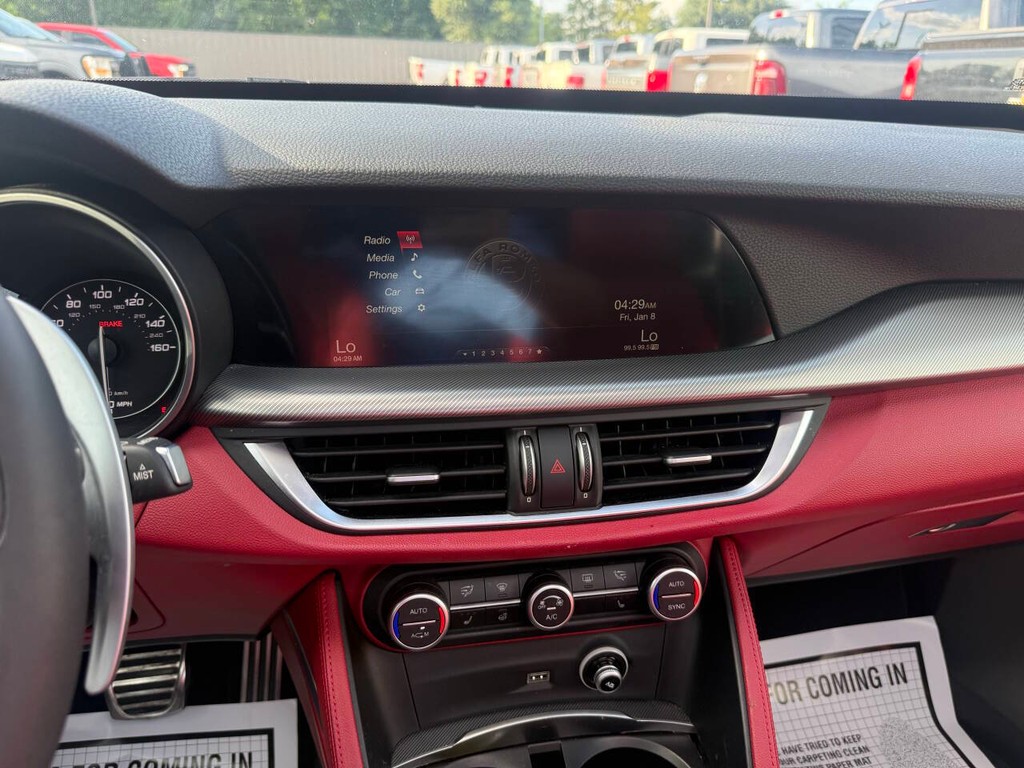 Alfa Romeo Stelvio Vehicle Full-screen Gallery Image 24